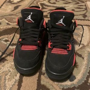 Selling jordan red thunder too small for me